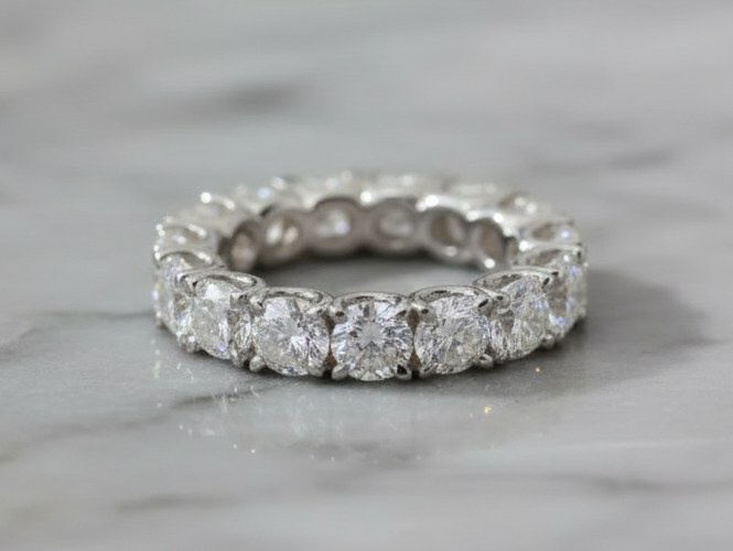 Memoire-Ring mit Brillanten rundum auf Marmor